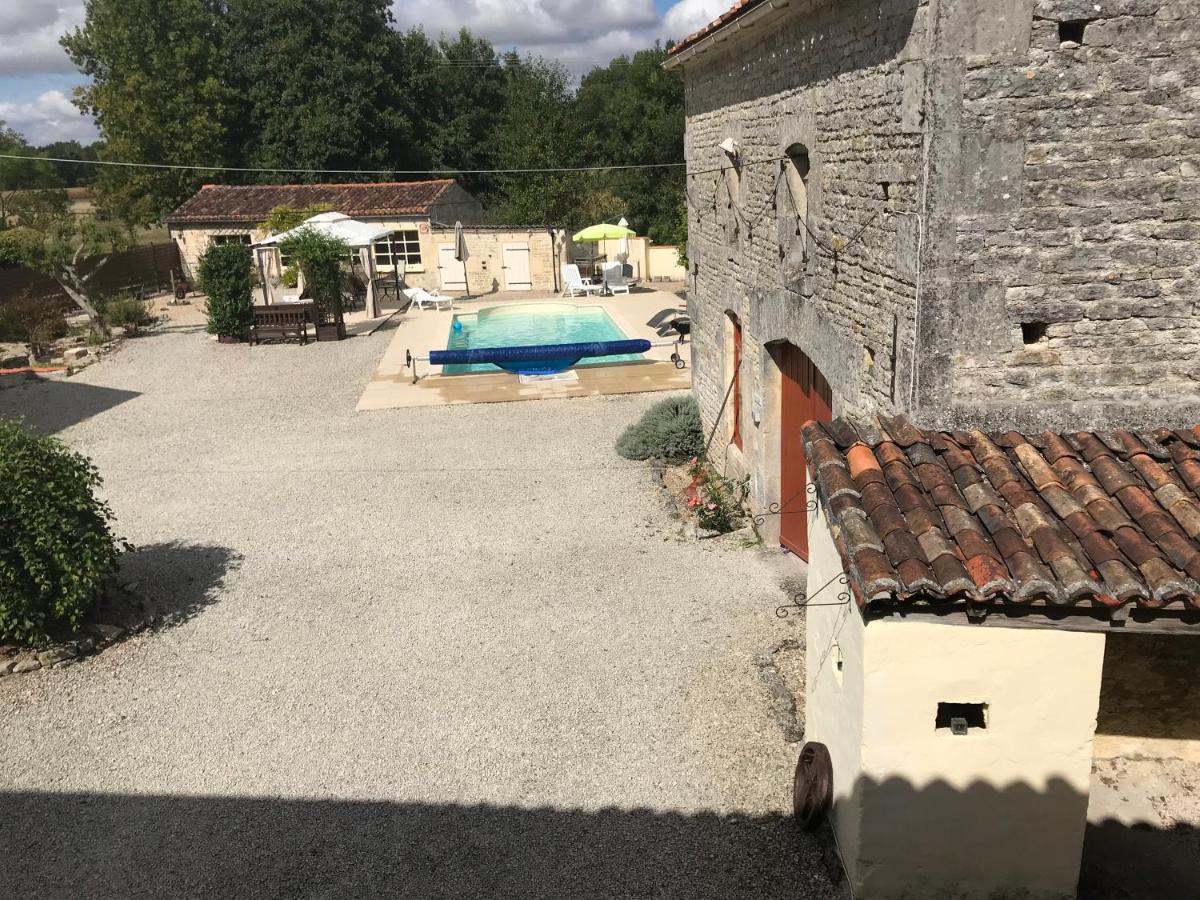 Les Cygnes Noirs Bed & Breakfast Aujac  Bagian luar foto