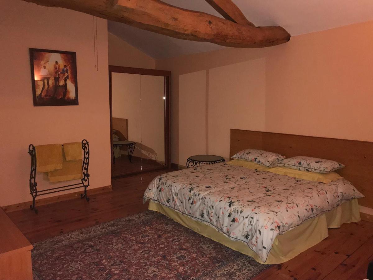Les Cygnes Noirs Bed & Breakfast Aujac  Bagian luar foto