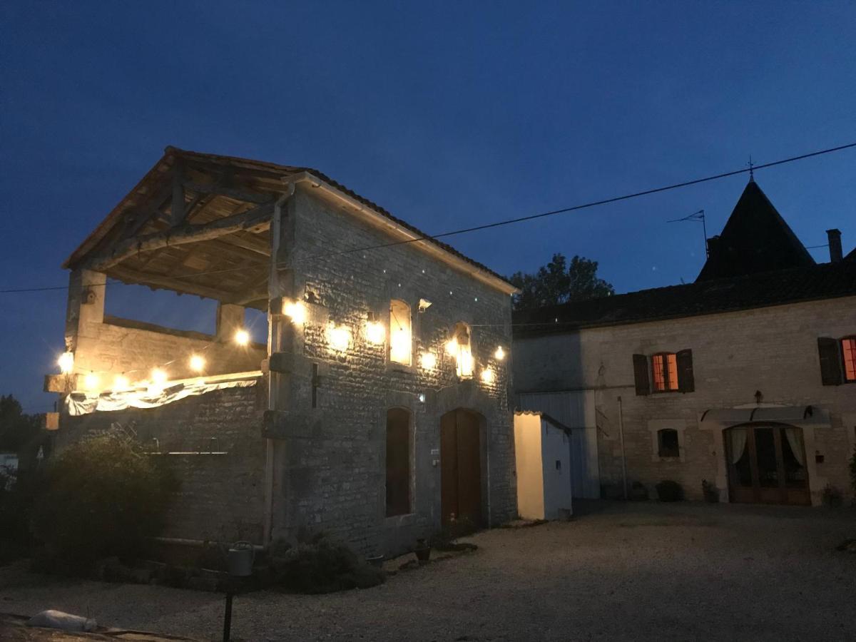 Les Cygnes Noirs Bed & Breakfast Aujac  Bagian luar foto