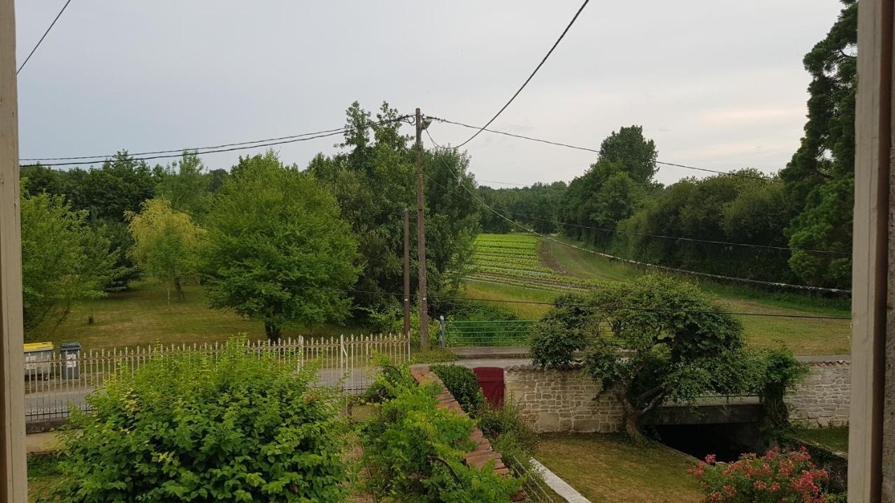 Les Cygnes Noirs Bed & Breakfast Aujac  Bagian luar foto
