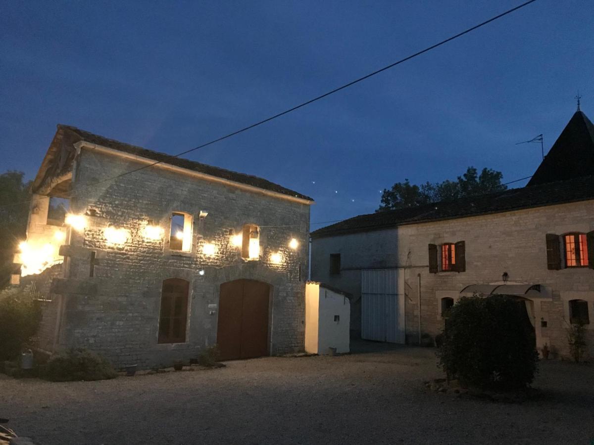 Les Cygnes Noirs Bed & Breakfast Aujac  Bagian luar foto