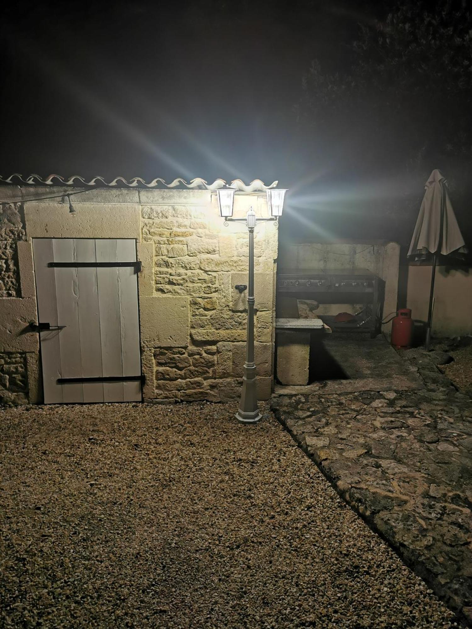 Les Cygnes Noirs Bed & Breakfast Aujac  Bagian luar foto