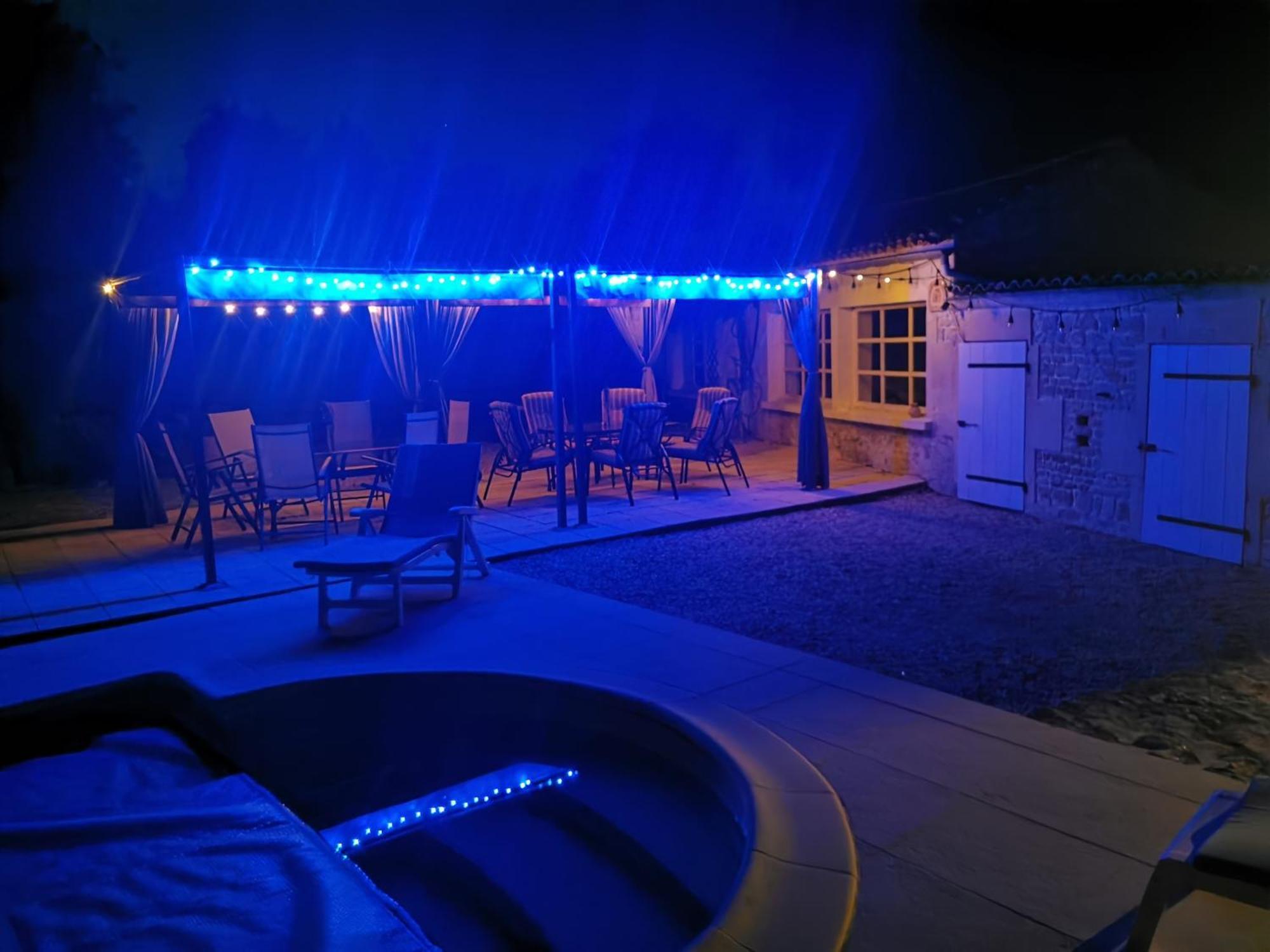 Les Cygnes Noirs Bed & Breakfast Aujac  Bagian luar foto