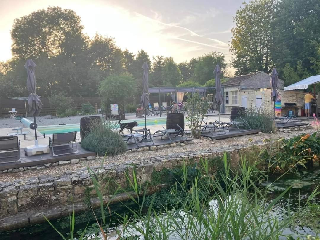 Les Cygnes Noirs Bed & Breakfast Aujac  Bagian luar foto